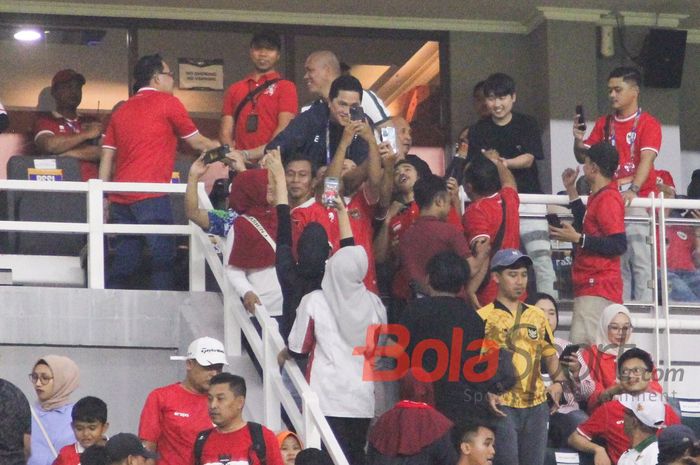 Suporter Indonesia yang menyambut hangat Ketua Umum PSSI Erick Thohir saat hadir di laga final ASEAN Cup U-19 2024 antara Timnas U-19 Indonesia Vs Thailand di Stadion Gelora Bung Tomo, Surabaya, Senin (29/7/2024).