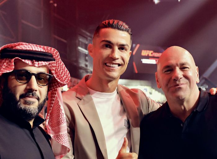 Cristiano Ronaldo (tengah) berpose dengan Presiden UFC Dana White (kanan) dan promotor tinju Turki Alalshikh (kiri) di sela-sela acara UFC Saudi Arabia di Riyadh, Arab Saudi, 1 Februari 2025.