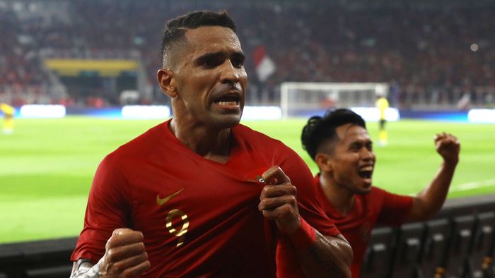 Pemain Timnas Indonesia,  Alberto Goncalves, meluapkan kegembiraan usai mencetak gol ke gawang Timnas Malaysia pada ajang kualifikasi Piala Dunia Qatar 2022 di Stadion Utama Gelora Bung Karno, Jakarta, Kamis (5/9/2019). 