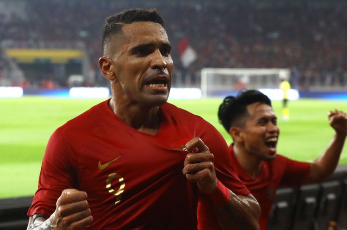 Pemain Timnas Indonesia,  Alberto Goncalves, meluapkan kegembiraan usai mencetak gol ke gawang Timnas Malaysia pada ajang kualifikasi Piala Dunia Qatar 2022 di Stadion Utama Gelora Bung Karno, Jakarta, Kamis (5/9/2019). 