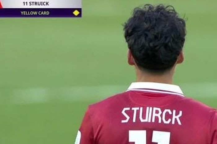 Tulisan nama punggung pada jersey Rafael Struick bikin netizen salah fokus karena typo menjadi Stuirck. 