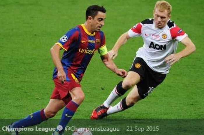 Paul Scholes saat berduel dengan Xavi dalam partai Barcelona vs Manchester United.