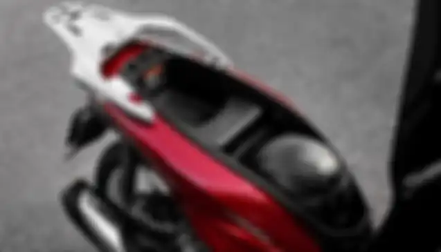 Honda SH125i 2020 punya bagasi yang luas dan buat helm fullface