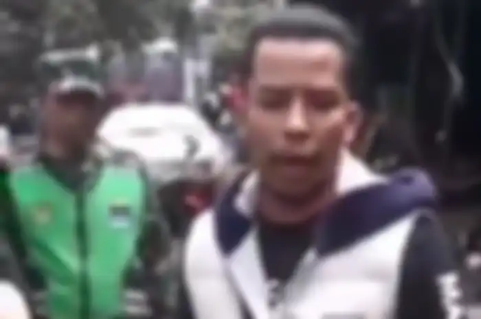 Driver ojol kesal usai motornya dirusak di aksi buruh di Bandung, Rabu (1/5/2019) kemarin.