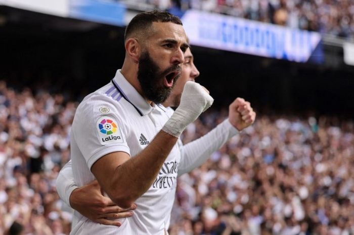 Striker Real Madrid, Karim Benzema, mencetak gol ke gawang Barcelona dalam laga Liga Spanyol 2022-2023.