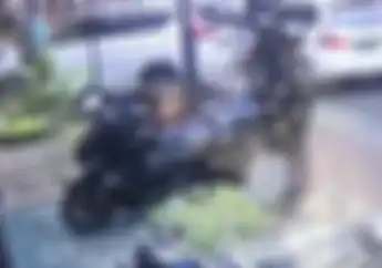 Video Dua Maling Gasak Barang dari Bawah Jok Motor, Pelaku Pura-pura Bingung