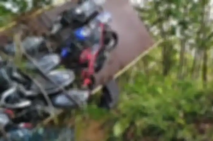 Truk pengangkut motor Yamaha terperosok di kota Subulussalam, Aceh.
