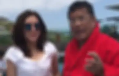 Kerap Wara-wiri Bareng hingga Kecipratan Harta Hotman Paris, Asisten Pribadi Sang Pengacara Kepergok Kenakan Jam Tangan Seharga Rumah Mewah dan Tenteng Tas Mungil Rp 1,2 Miliar