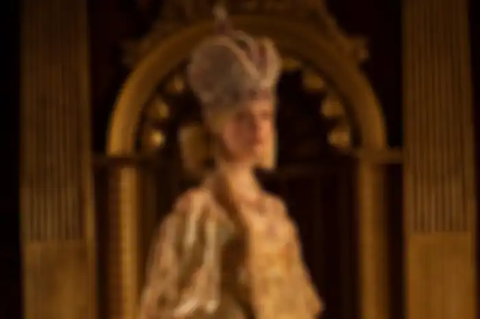 Gaya Elle Fanning saat perankan karakter Catherine the Great di serial The Great.