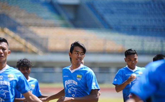 Pemain Persib U-19, Kakang Rudianto (tengah) mengikuti sesi latihan bersama tim senior Persib di Stadion Gelora Bandung Lautan Api (GBLA), Kota Bandung, Senin (7/9/2020).