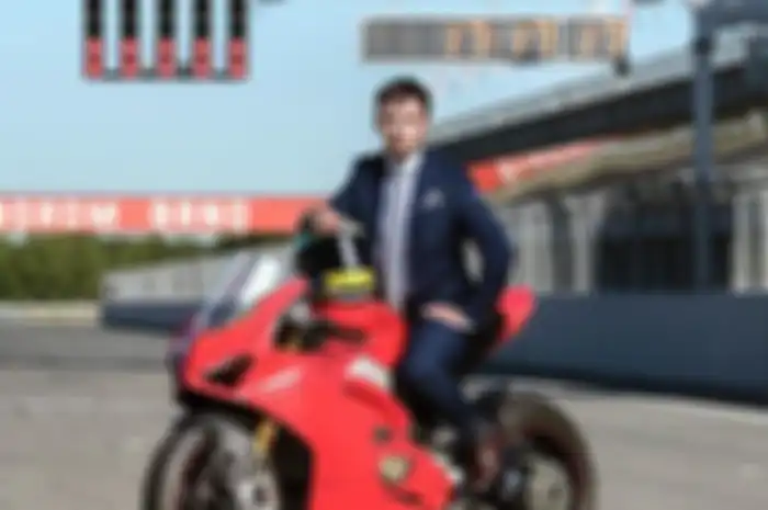 Karel Abraham berpose di motor Ducati Panigale V4R dengan setelan jas keren buat pose keren waktu menunjukkan pukul 17:17,17 yang jadi nomor andalannya Karel Abraham saat balap di MotoGP