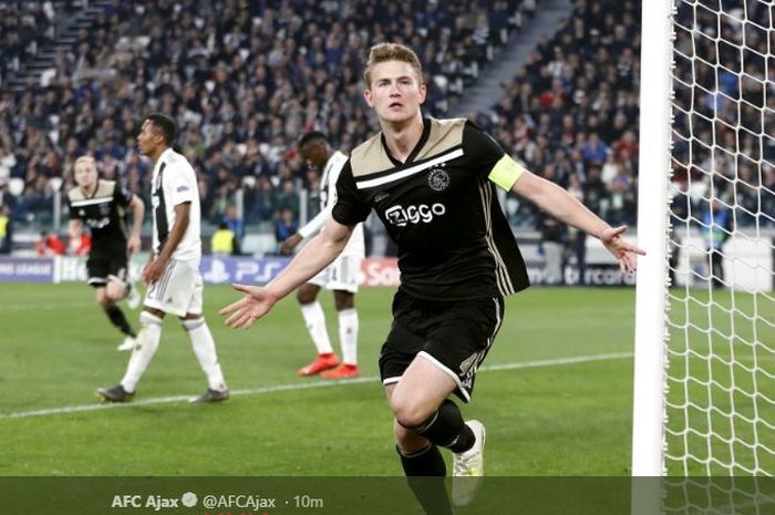 Bek sekaligus kapten Ajax Amsterdam, Matthijs de Ligt, merayakan gol yang dicetak ke gawang Juventus dalam laga leg kedua perempat final Liga Champions di Stadion Allianz, Turin, Selasa (16/4/2019).