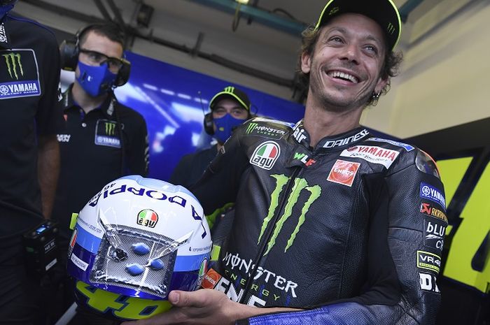 Pembalap Monster Energy Yamaha, Valentino Rossi, memamerkan helm edisi Misano menjelang sesi latihan bebas ketiga MotoGP San Marino di Sirkuit Misano, Italia, 12 September 2020.