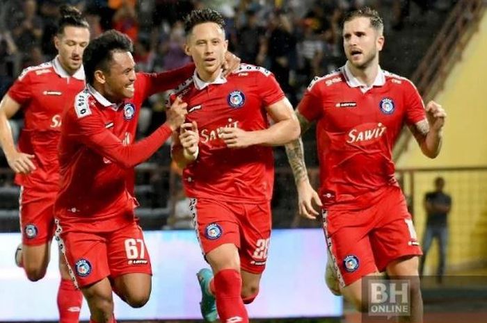 Saddil Ramdani bersama rekan-rekannya merayakan gol yang dicetak Darren Lok ke gawang Kelantan United pada laga pekan ke-2 Liga Super Malaysia 2023.