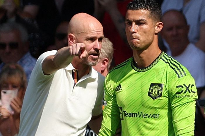 Erik ten Hag berbicara kepada Cristiano Ronaldo dalam laga Liga Inggris antara Southampton vs Manchester United di St Mary's (27/8/2022).