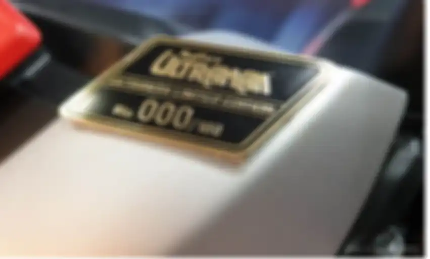 Emblem edisi terbatas dari Ultraman version