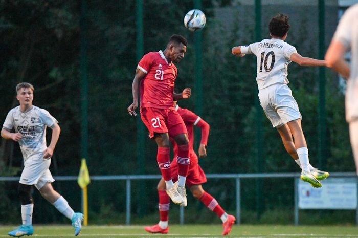 Para pemain timnas U-17 Indonesia saat menjalani uji coba perdana di Jerman melawan TSV Meerbusch U-17 pada Rabu (27/9/2023).