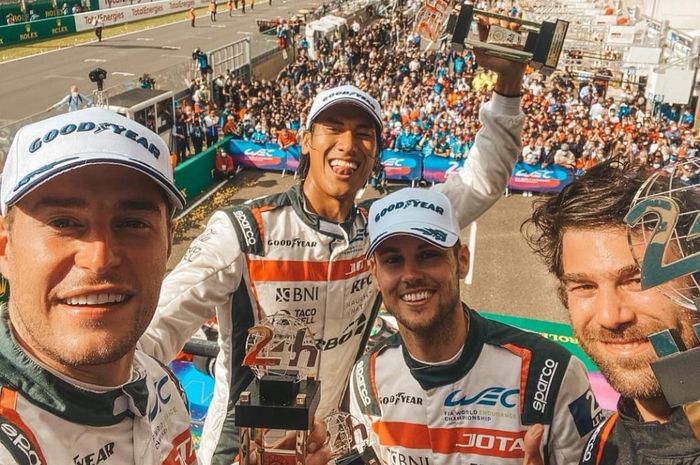 Pembalap Indonesia, Sean Gelael, di podium FIA World Endurance Championship 24 Hours of Le Mans, Minggu (22/8/2021).