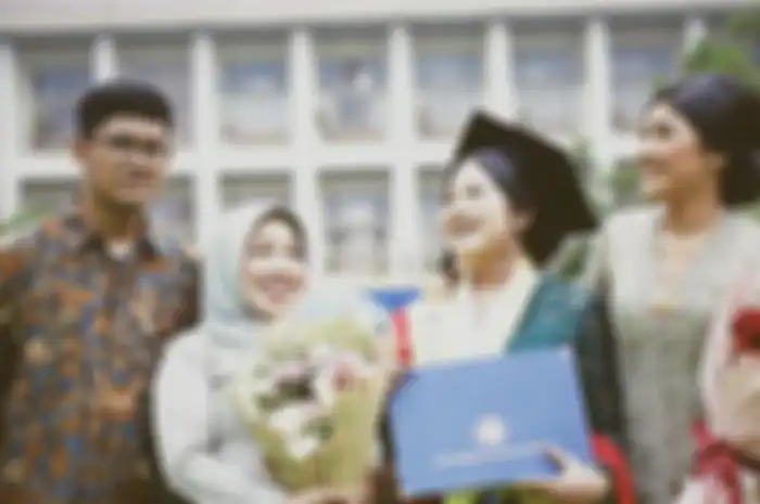 Adik kandung Erina Gudono, Shania Gudono, baru saja menjalani pesta kelulusan atau wisuda dari kampus Universitas Gadjah Mada (UGM).