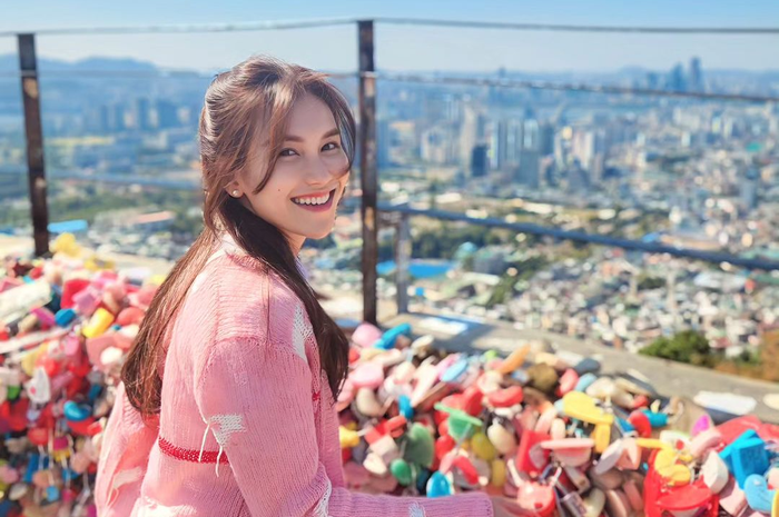 Meski dikenal tajir melintir, Ayu Ting Ting ternyata tak segan berpenampilan sederhana mengenakan daster saat keluar rumah untuk membeli deterjen.