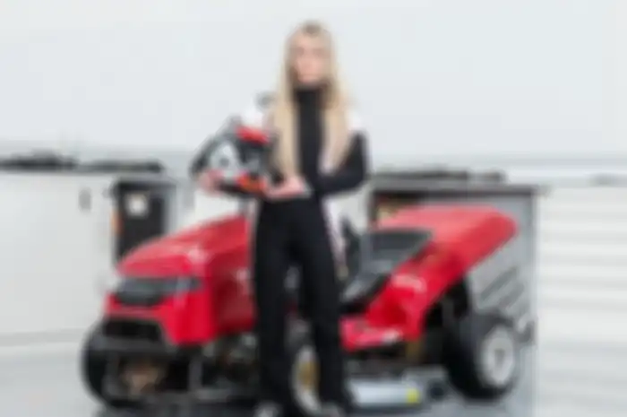 Pengetesan Honda Mean Mower V2 dibawah kendali Jess Hawkins     
