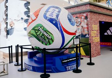 Bola raksasa Piala Dunia 2026 hadir dalam event Home of World Cup oleh Adidas Indonesia.