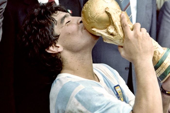 Diego Maradona mencium trofi Piala Dunia setelah timnas Argentina kalahkan Jerman Barat pada final di Azteca, Mexico City (29/6/1986).