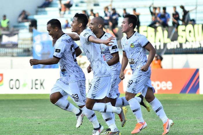 Pemain Tira Persikabo Wawan Febrianto merayakan gol yang dicetaknya ke gawang PSIS Semarang bersama rekan-rekannya di Stadion Moch Soebroto, Magelang, Jumat (2/8/2019).