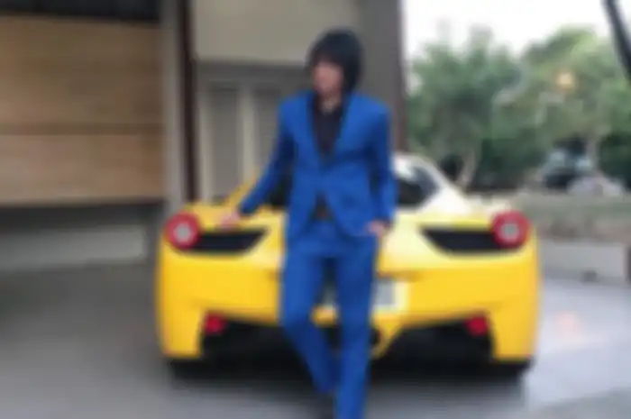 Kak Kevin Aprilio berfoto mobil Ferarri miliknya. 