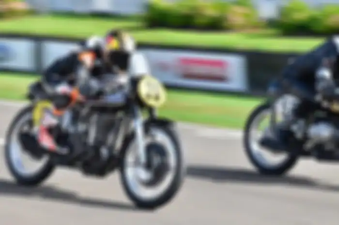 Dani Pedrosa tak hanya jago bawa motor balap modern, tapi juga piawai kendarai motor balap lawas era '60-an di Goodwood Revival 2019