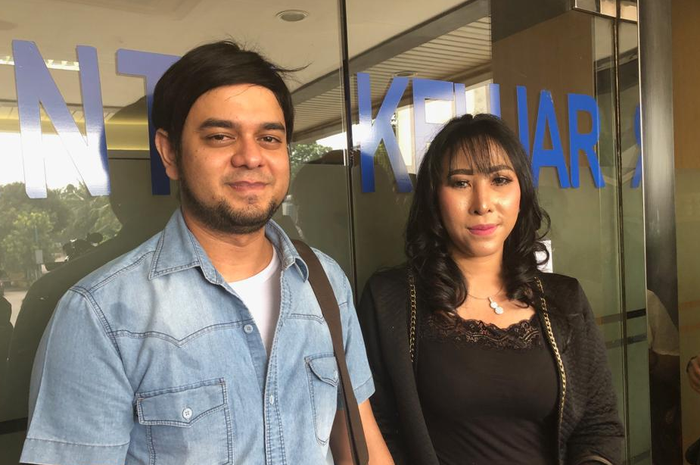 Rio Reifan dan istrinya, Henny Yuliyanah saat datangi SPKT (Sentra Pelayanan Kepolisian Terpadu), Polda Metro Jaya, Jakarta Selatan pada Kamis (30/5/2019).