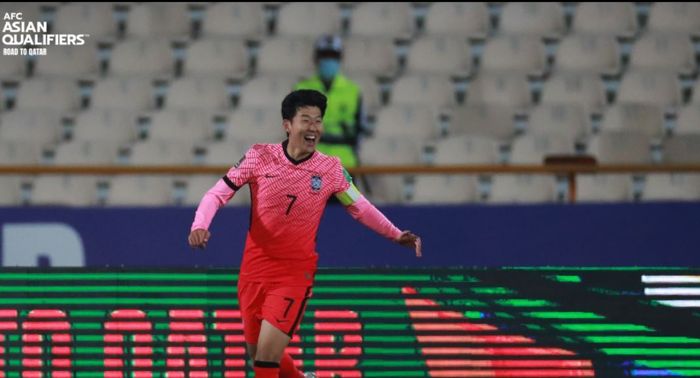 Penyerang timnas Korea Selatan, Son Heung-Min, merayakan gol ke gawang timnas Iran dalam laga Kualifikasi Piala Dunia 2022 Zona Asia di Stadion Azadi, Selasa (12/10/2021).