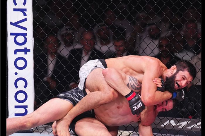 Khamzat Chimaev dapatkan respek dari legenda UFC, Michael Bisping usai membuat Si Malaikat Maut, Robert Whittaker merana.