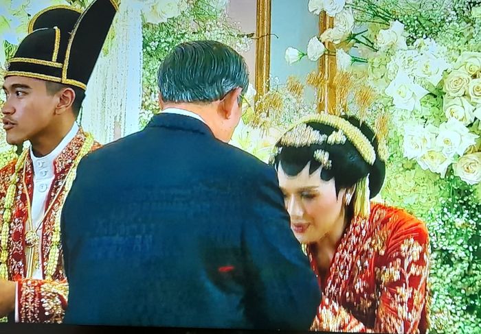 SBY menyalami mempelai pengantin Erina Gudono.