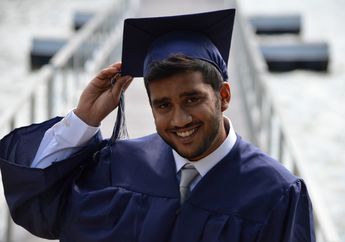 Viral Mahasiswa Kritik Pungli Kampusnya Langsung di Depan Rektor Saat Wisuda, Netizen: Semoga Nggak Kenapa-kenapa