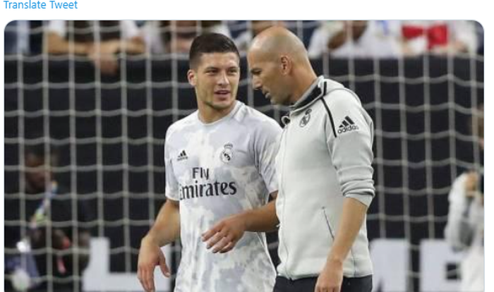 Pelatih Real Madrid, Zinedine Zidane (kanan) saat berbincang dengan Luka Jovic dalam sebuah kesempatan.