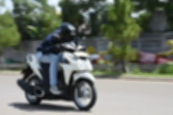 Tombol Idling Stop System (ISS) di Honda Vario 125 bisa membuat konsumsi bensin irit, sangat membantu di tengah naiknya harga Pertalite dan Pertamax.