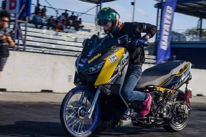 Ilustrasi balap Yamaha XMAX.