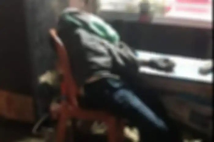 Driver ojol tutup usia akibat kelelahan saat beristirahat.