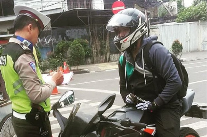 Ilustrasi pemotor ditilang polisi di operasi zebra jaya 2019