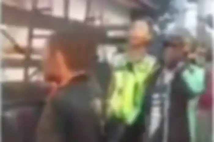 Pemotor ngamuk tantang driver ojol dan polisi berkelahi di Denpasar, Bali.