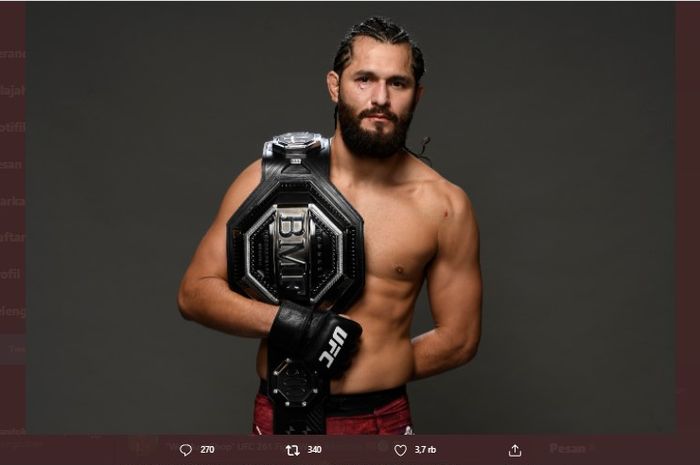 Petarung kelas welter UFC, Jorge Masvidal, memamerkan sabuk seremonial BMF.