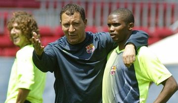 Henk ten Cate (kiri) saat berbicara dengan Samuel Eto'o dalam sesi latihan Barcelona di Camp Nou (14/5/2006). Ten Cate kini menukangi timnas Suriname dalam misi ke Piala Dunia 2026.
