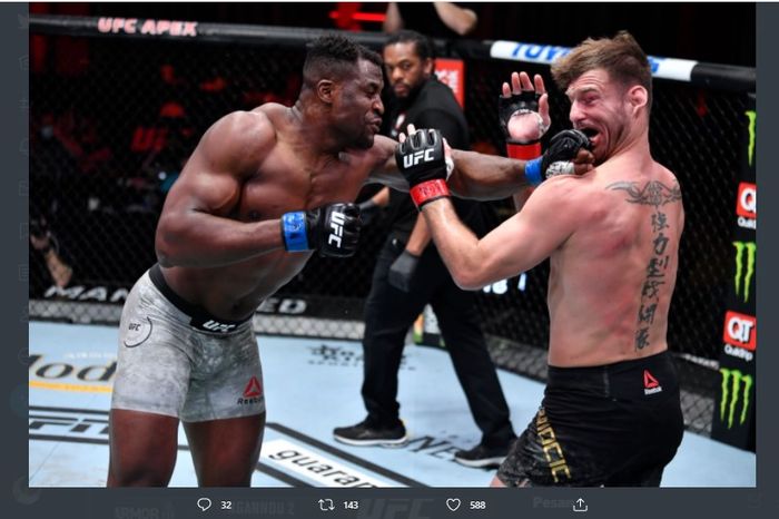 Francis Ngannou (kiri) saat memukul Stipe Miocic (kanan) pada ajang UFC 260, Sabtu (27/3/2021).