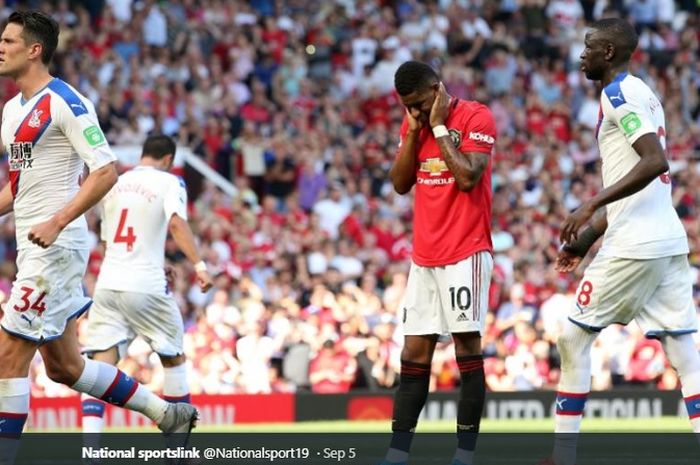 Penyerang muda Manchester United, Marcus Rashford, tampak kecewa setelah gagal mengeksekusi tendangan penalti kala timnya takluk 1-2 dari Crystal Palace pada pertandingan Liga Inggris pekan ke-3 di Stadion Old Trafford, Sabtu (24/8/2019). 