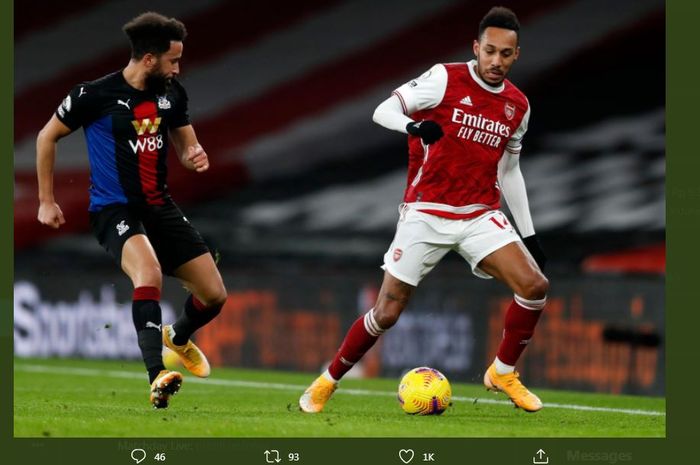 Pierre-Emerick Aubameyang (kanan) dibayang Andros Townsend dalam partai Liga Inggris Arsenal vs Crystal Palace di Emirates Stadium, London, 14 Januari 2021.