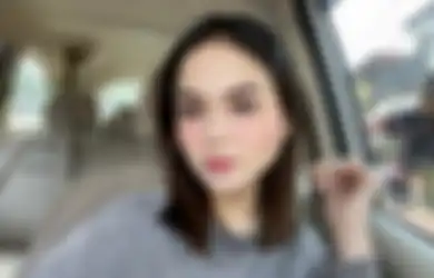 Kepergian Laura Anna Menyisakan Duka Mendalam, Keberadaan Ayah Sang Selebgram di Samping Peti Mati Putrinya Jadi Sorotan
