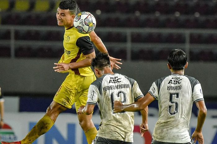 Suasana pertandingan Liga 1 2022-2023 antara Persikabo 1973 melawan Persib Bandung di Stadion Manahan, Solo.