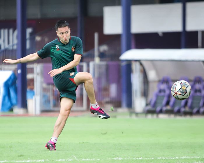 Arthur Irawan melakukan pemanasan jelang laga Persik Kediri melawan RANS Nusantara FC pada pekan ke-26 Liga 1 2022/2023 di Stadion Brawijaya, Kediri, Kamis (23/2/2023).