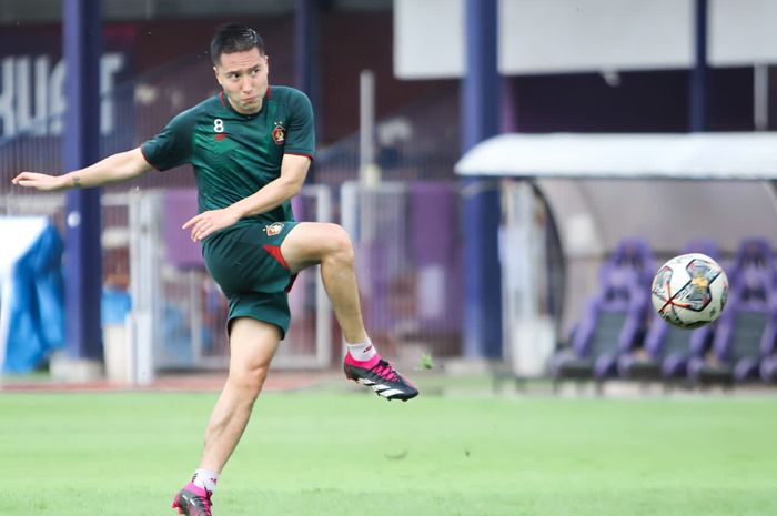 Arthur Irawan melakukan pemanasan jelang laga Persik Kediri melawan RANS Nusantara FC pada pekan ke-26 Liga 1 2022/2023 di Stadion Brawijaya, Kediri, Kamis (23/2/2023).